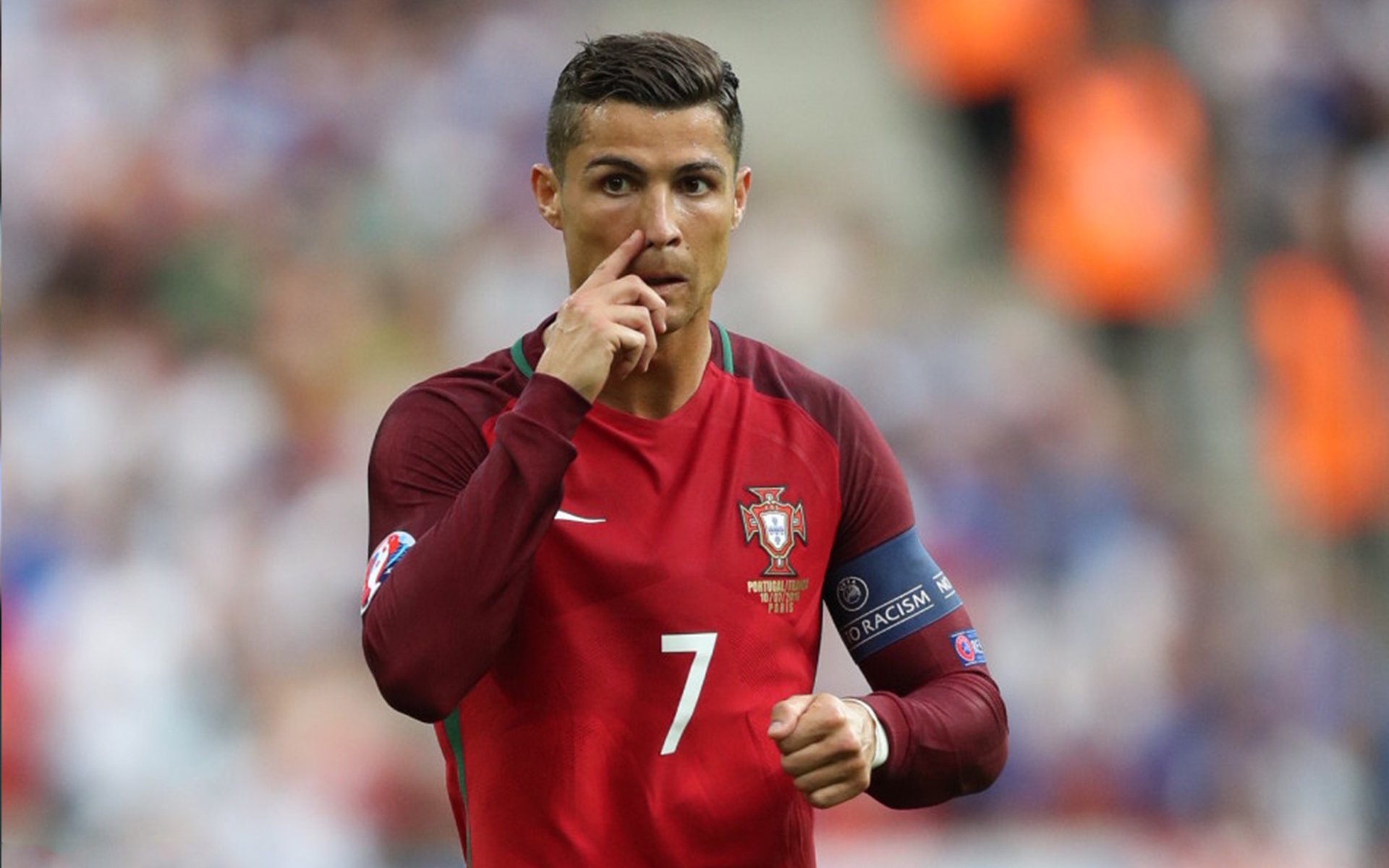 数字化足球运动训练数据的应用范围不断扩大,促进科学训练,足球数字设计